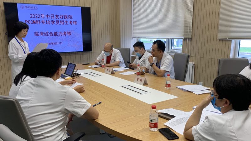 在选择成人高考辅导班时，可以从以下几个方面来参考价格：